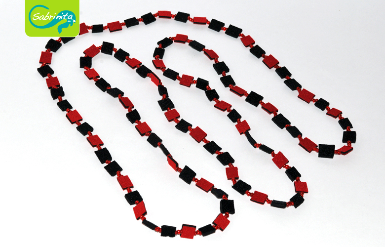 Neoprenkette Lang – Quadrate in Schwarz und Rot mit roten Perlen