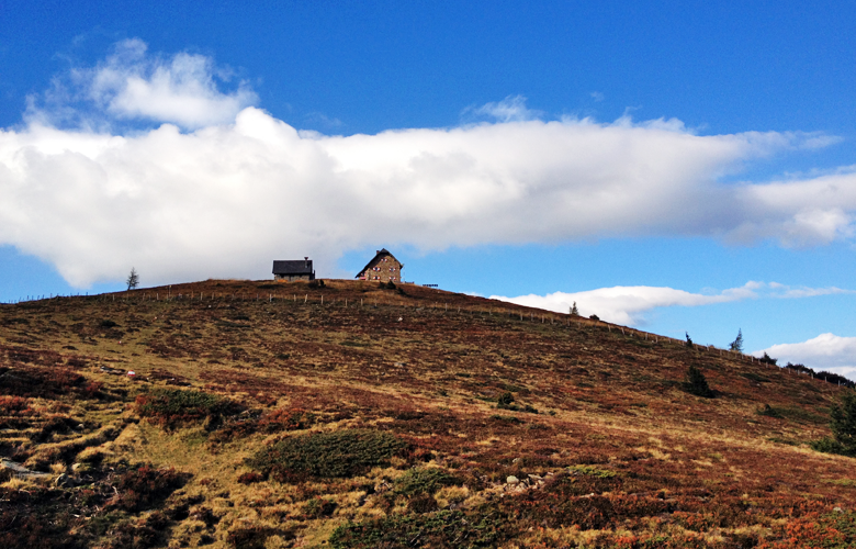 Blick auf die Wolfsberger Hütte – Etappe 14 Panoramaweg Südalpen