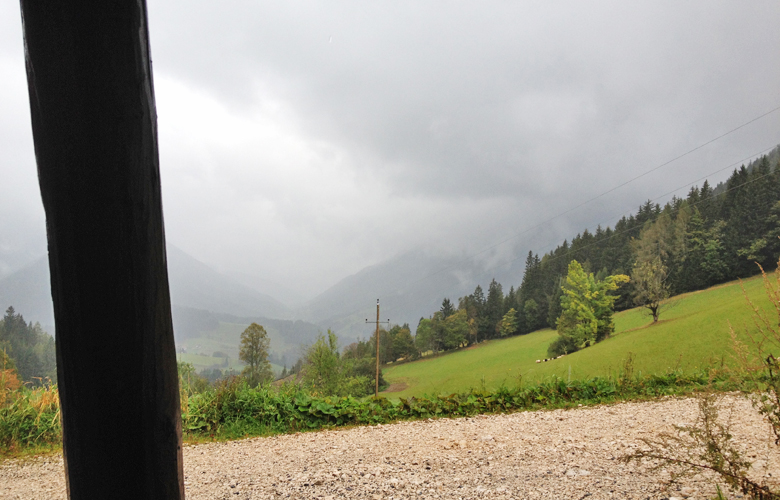 Blick in den Regen am Schaidasattel – Etappe 6 Panoramaweg Südalpen