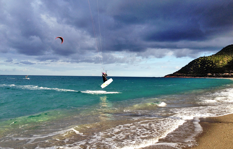 Kiten in Cardedu bei Nordostwind – Kitespot südlich von Cardedu auf Sardinien