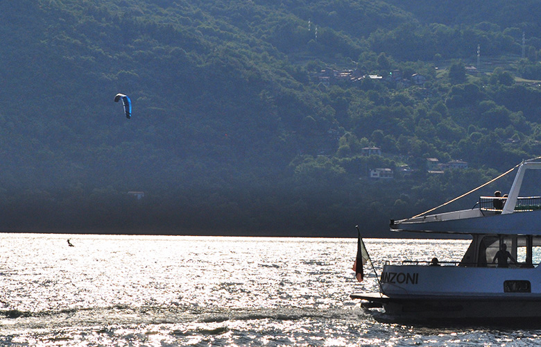 Kitefoiling hinter der Fähre vom ComerSee, Italien