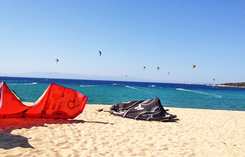 Kites im Wasser und am Strand in Porto Pollo