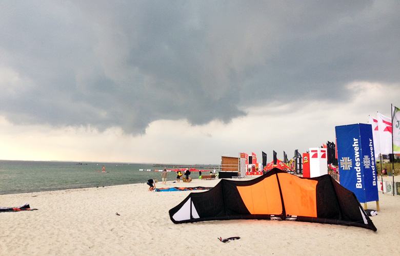 Ein kurzer Gewitter zog am Donnerstag über den Kitesurfworldcup auf Fehmarn 2016