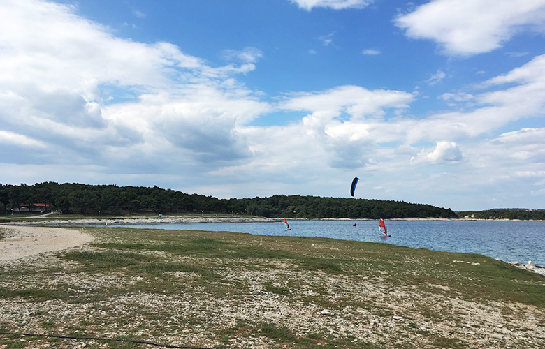 Die obere Bucht mit Windsurfer Schulung in Premantura, Kroatien