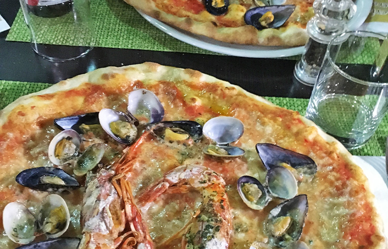 Super Seafood Pizza in Pula, Sardinien
