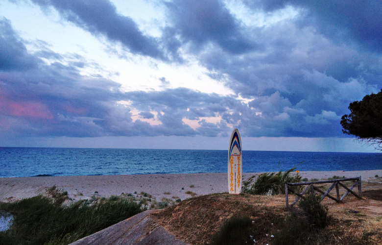 Das Kiterevier Surfboard am Kitespot in Cardedu auf Sardinien